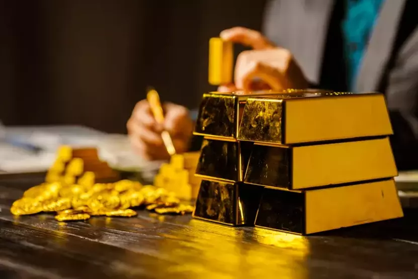 Küresel altın piyasaları, haftanın son işlem gününü satıcılı bir seyirle