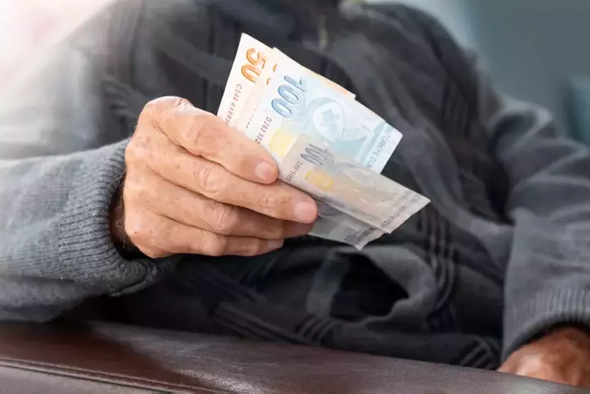 Milyonlarca emeklinin gözü kulağı bayram öncesi bankalardan gelecek haberlerdeydi. Beklenen
