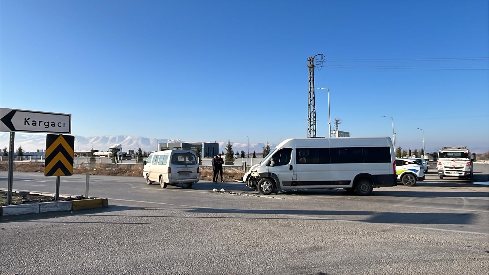 Konya’nın Ereğli ilçesinde sabah saatlerinde kamyonet ile okul servis minibüsünün
