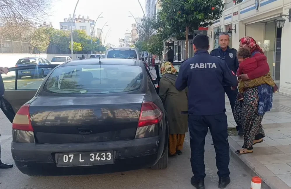 Antalya'nın Manavgat ilçesinde kaldırım üzerinde 2 küçük çocuğuyla birlikte dilenirken