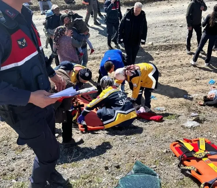 Afyonkarahisar’ın Sultandağı ilçesinde, tırın yolcu minibüsüne arkadan çarpması sonucu 11