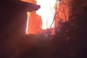 Beyoğlu’nda metruk bir binada çıkan yangın, itfaiye ekiplerinin müdahalesiyle söndürüldü.