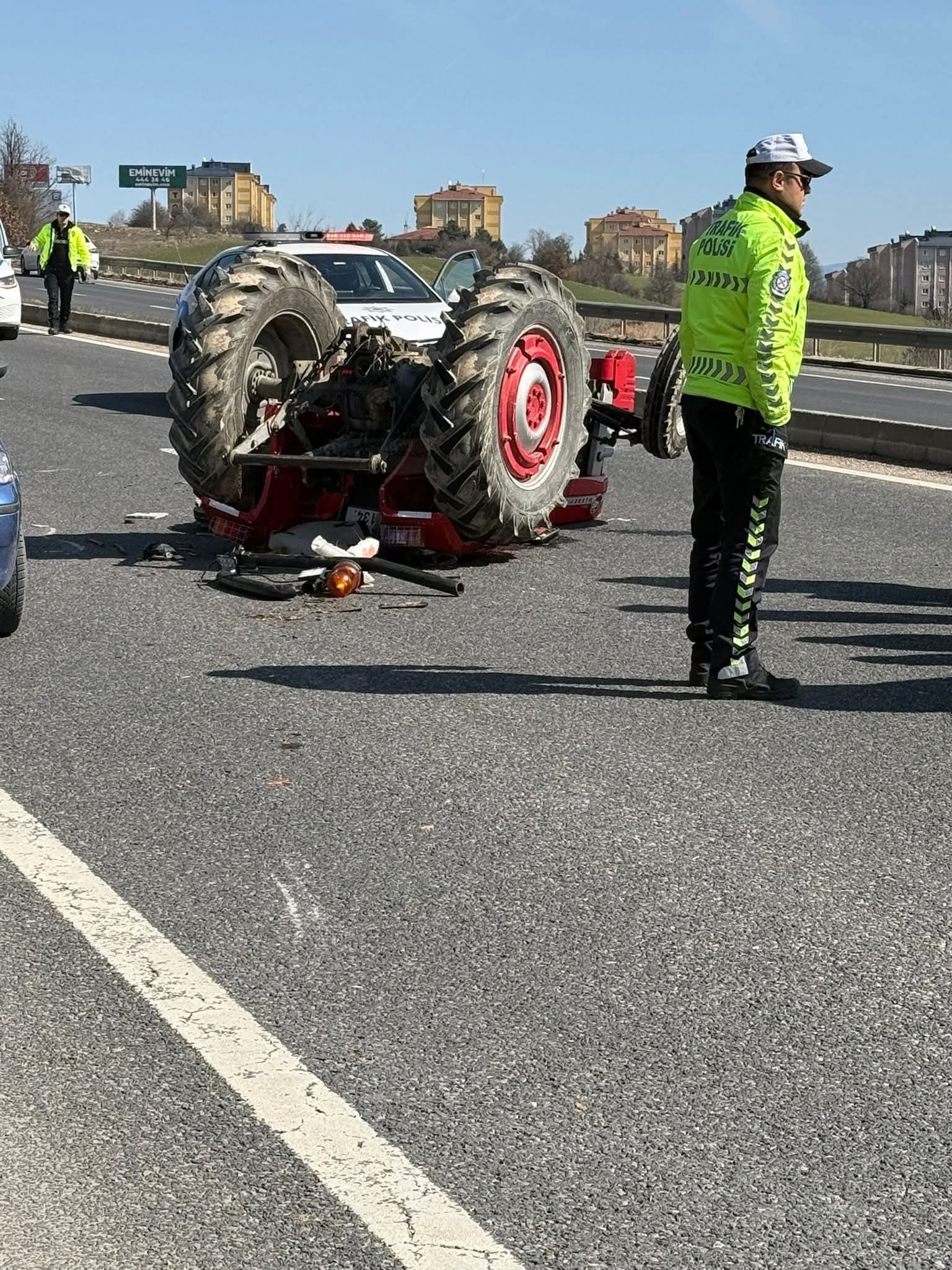 Bolu’da ahşap elektrik direği yüklü traktörün devrilmesi sonucu meydana gelen