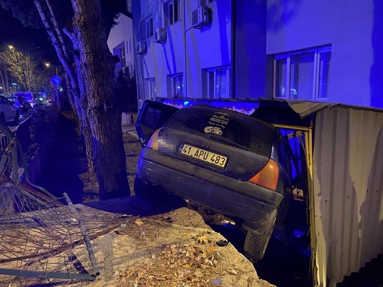 Bursa’nın Mudanya ilçesinde kontrolden çıkan bir otomobil, yol kenarındaki Gümrük