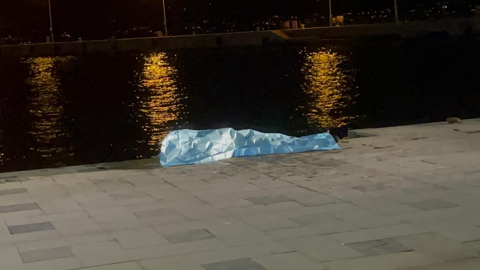 Sinop sahil bandında denizde hareketsiz yatan bir erkek şahıs, devriye