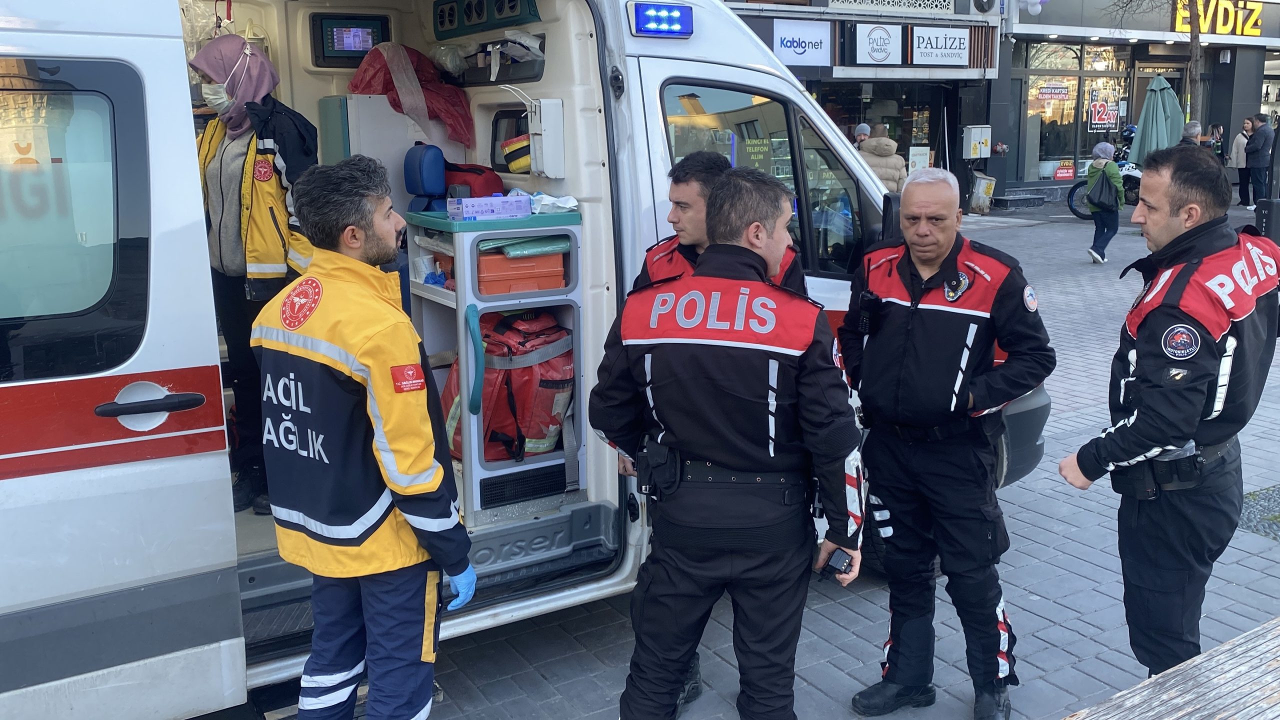 Alkollü olduğu iddia edilen bir şahıs, cadde ortasında yüzüne ve