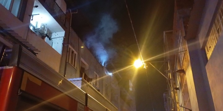 Bursa'nın Osmangazi ilçesinde 3 katlı bir apartmanın çatı katında çıkan