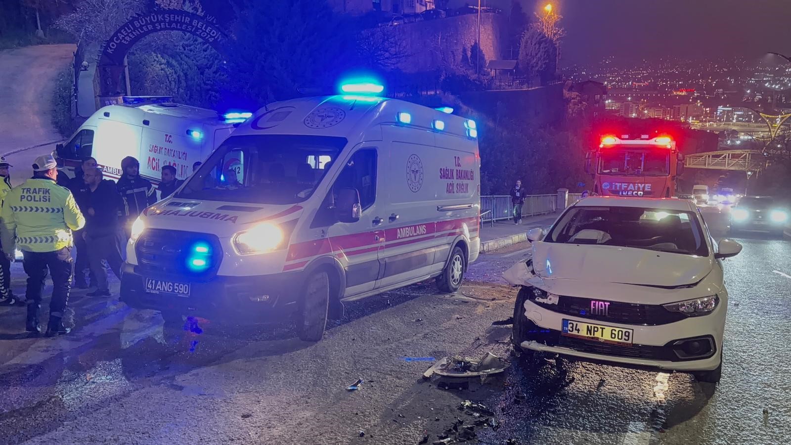 Kocaeli’nin İzmit ilçesinde iki otomobilin çarpıştığı kazada savrulan araç takla