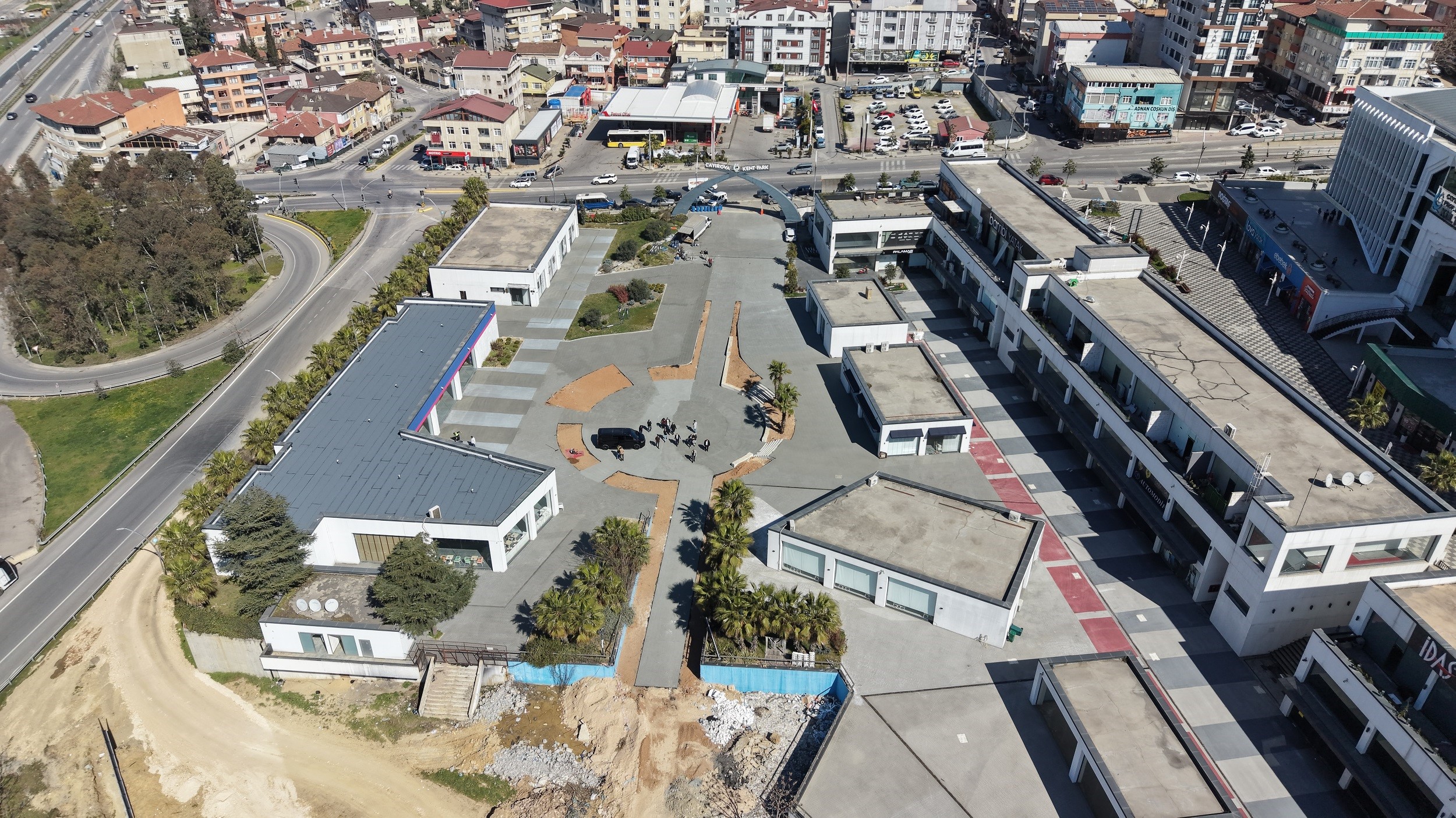 Çayırova'da vatandaşların ve esnafın talepleri doğrultusunda yenileme çalışması başlatılan Kent