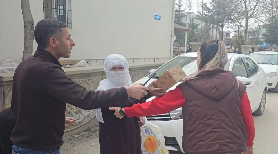 Elazığ'da bir dilenci, zabıta ekiplerine yakalanınca kazancını zabıta personeline teklif