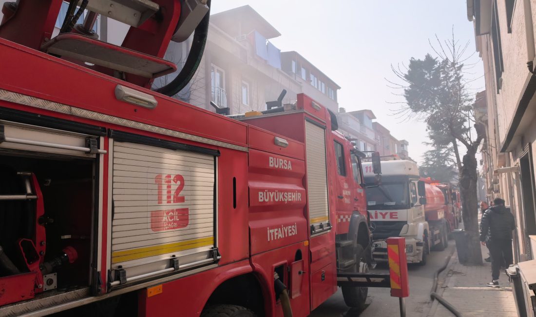 Bursa'nın İnegöl ilçesinde 4 katlı bir apartmanın terasında çıkan yangın