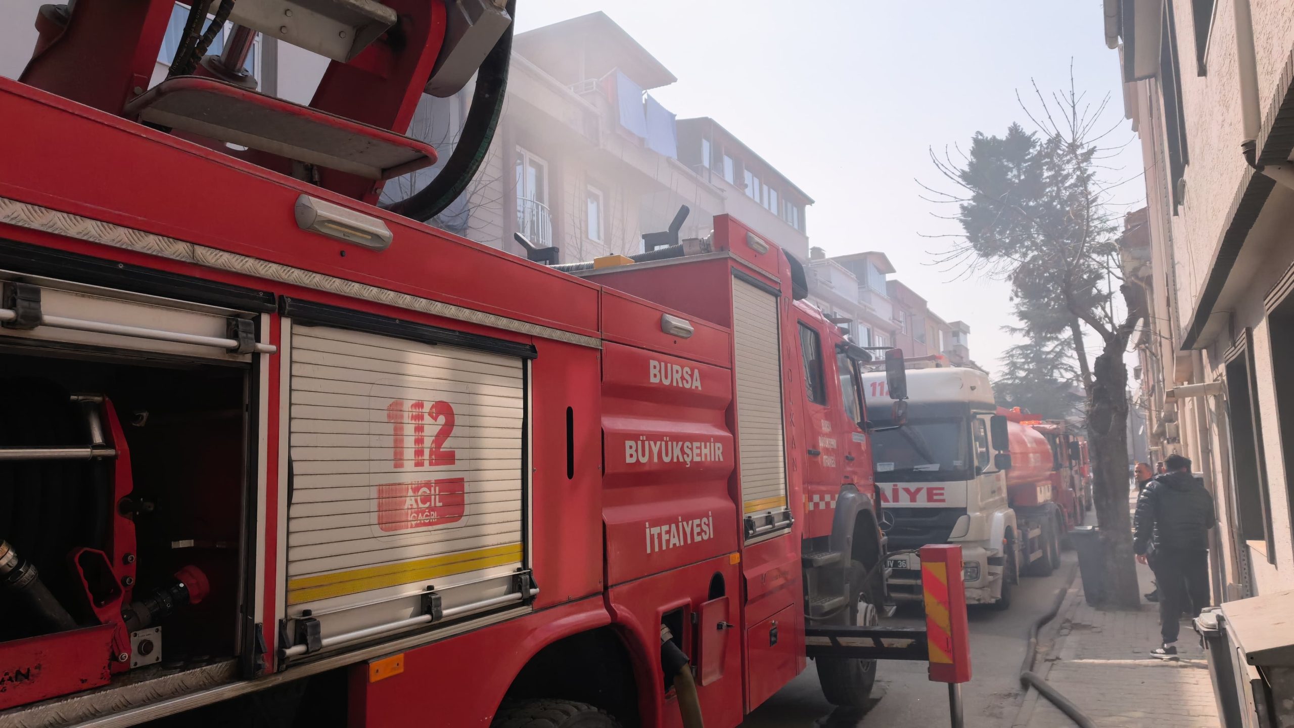 Bursa'nın İnegöl ilçesinde 4 katlı bir apartmanın terasında çıkan yangın