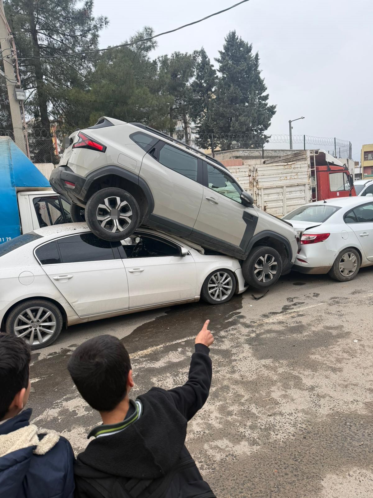 Mardin’in Kızıltepe ilçesinde üç aracın karıştığı trafik kazasında, bir SUV