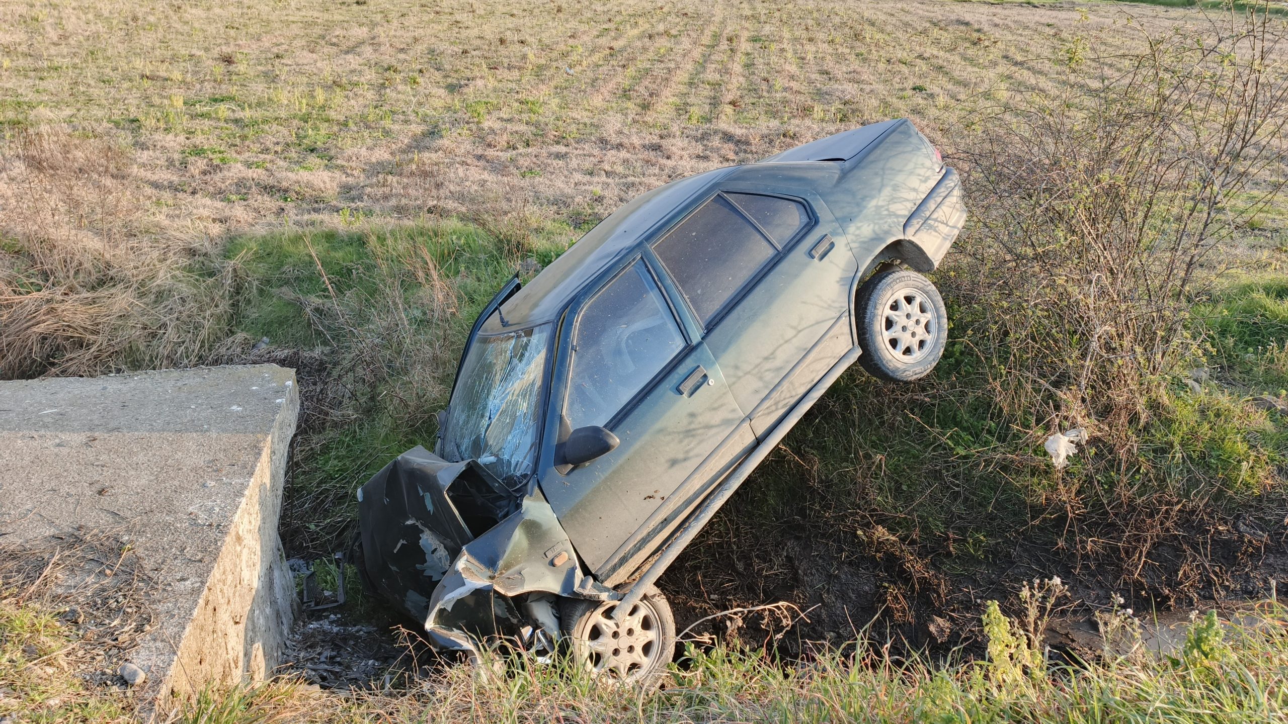 Samsun’un Bafra ilçesinde kontrolden çıkan bir otomobilin yol kenarındaki su