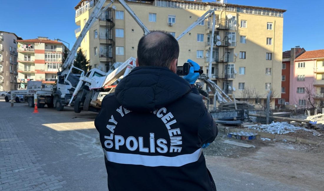 Uşak’ta bir inşaatın temel atma çalışmaları sırasında beton pompasının ayağının