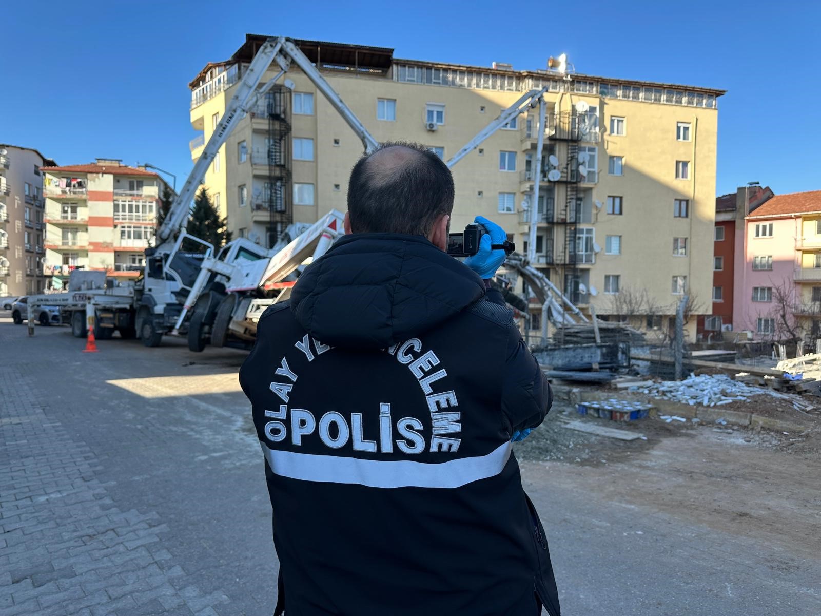 Uşak’ta bir inşaatın temel atma çalışmaları sırasında beton pompasının ayağının
