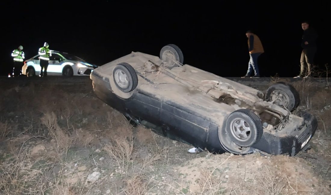 Aksaray - Ankara karayolunda sürücüsünün direksiyon hakimiyetini kaybettiği otomobilin şarampole