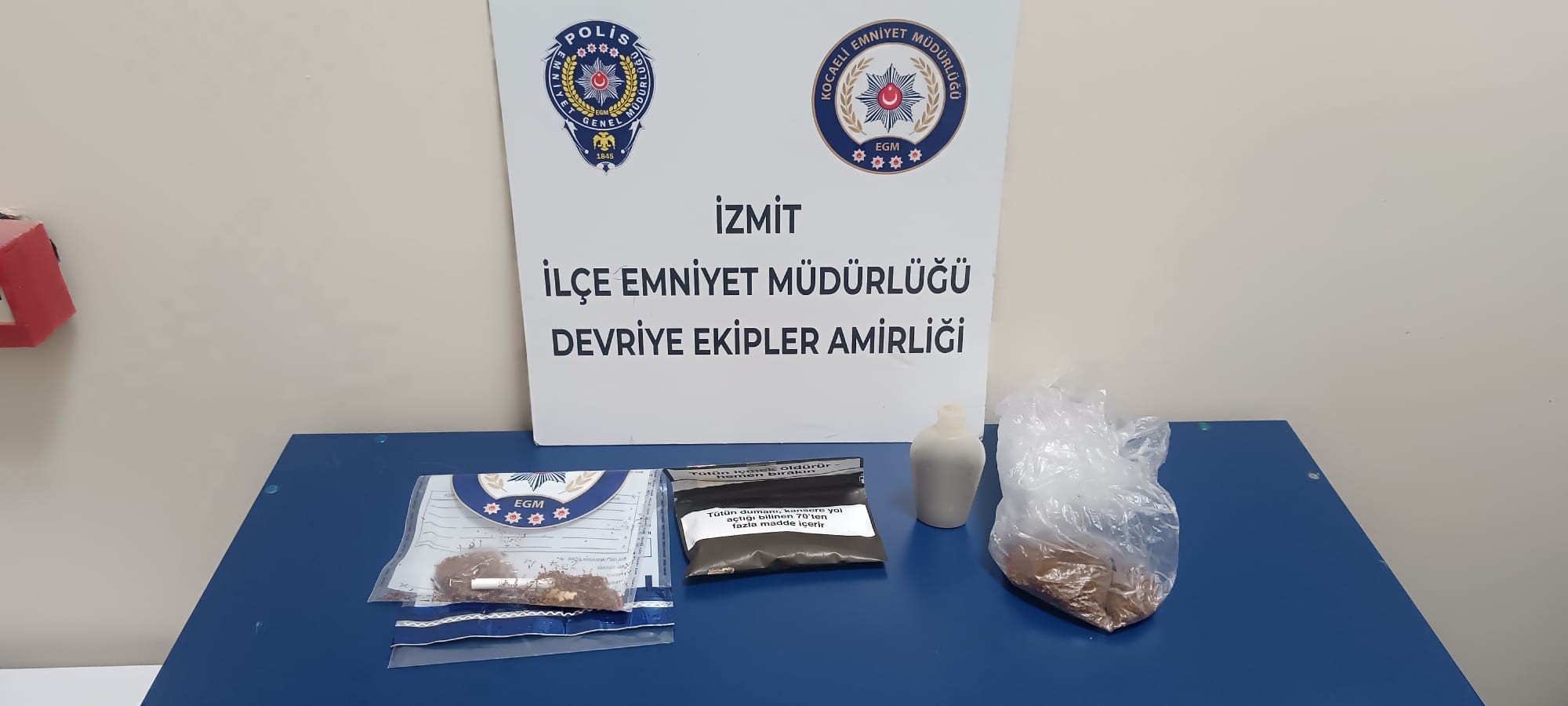 Kocaeli’de polis ekiplerinin gerçekleştirdiği denetimde üç şüphelinin üzerinde yapılan aramada