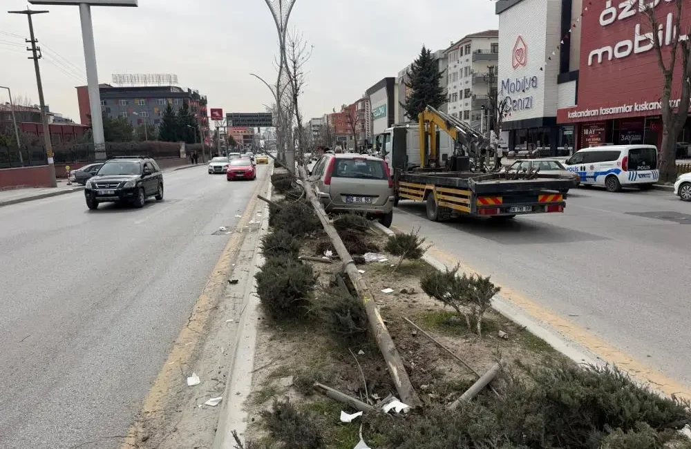 Ankara’nın Sincan ilçesinde seyir halindeki bir araç yayalara çarptı. Meydana