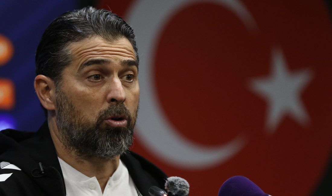 Konyaspor Teknik Direktörü İlhan Palut, uzatma dakikalarında penaltıdan buldukları golle
