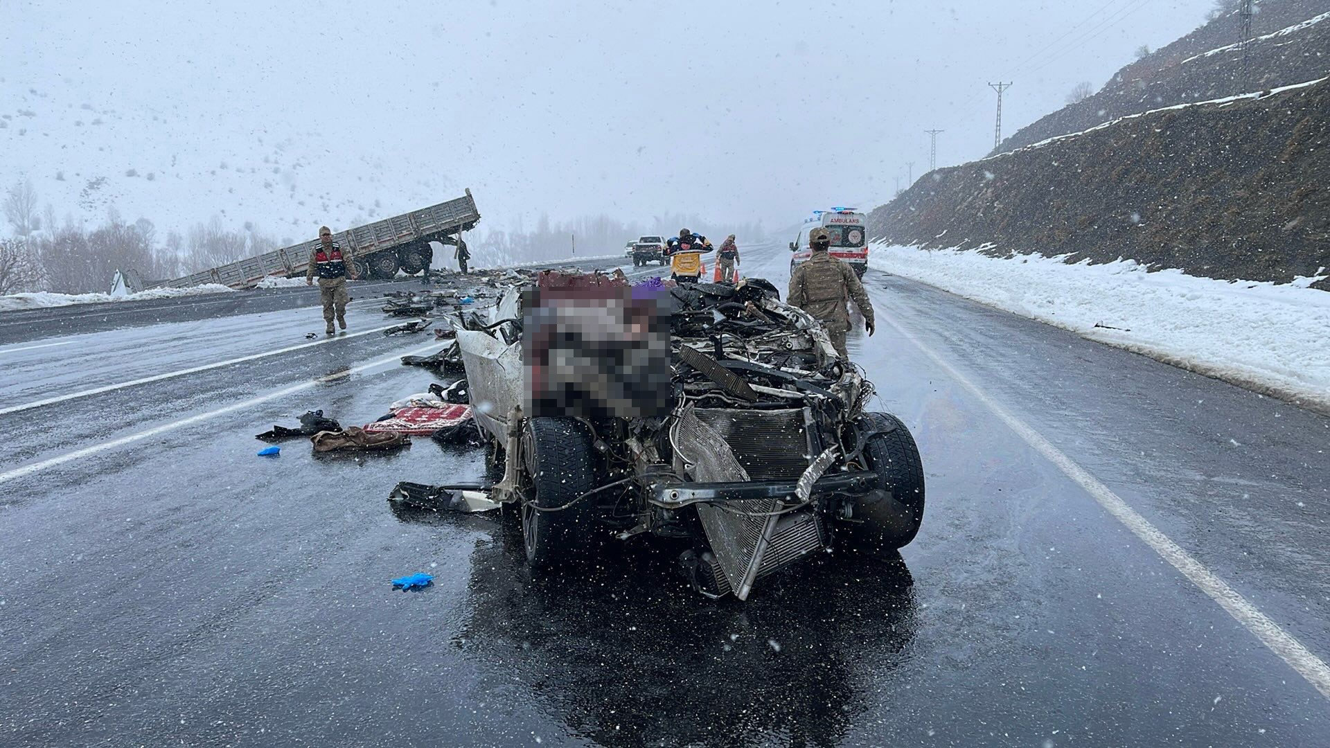 Bitlis’in Tatvan ilçesinde tır ile otomobilin kafa kafaya çarpışması sonucu