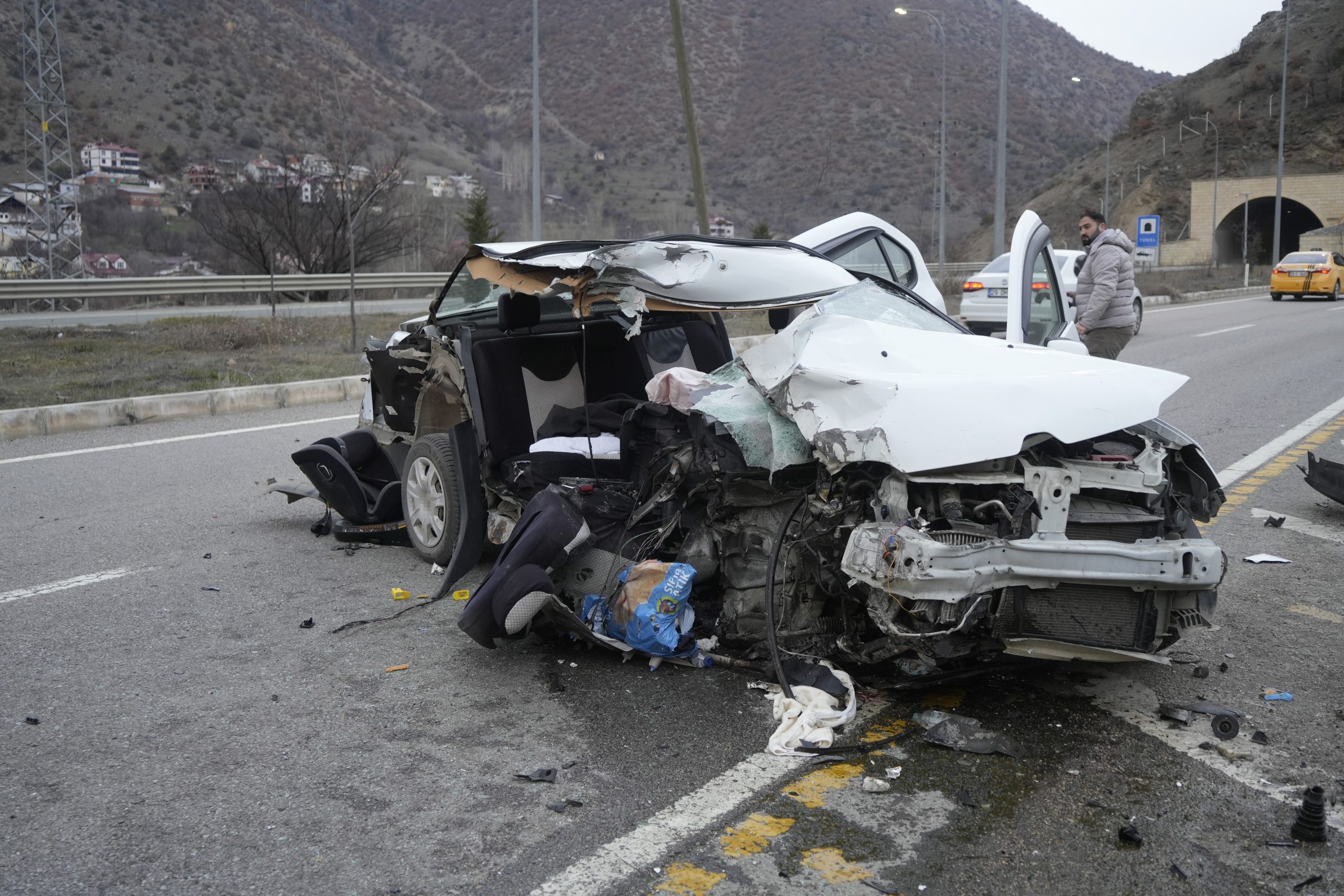 Trabzon’dan Gümüşhane istikametine giden bir otomobilin yol kenarındaki korkuluklara çarpması