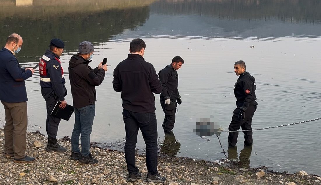 Bursa’nın Osmangazi ilçesindeki Demirtaş Barajı’nda su yüzeyinde hareketsiz yatan bir