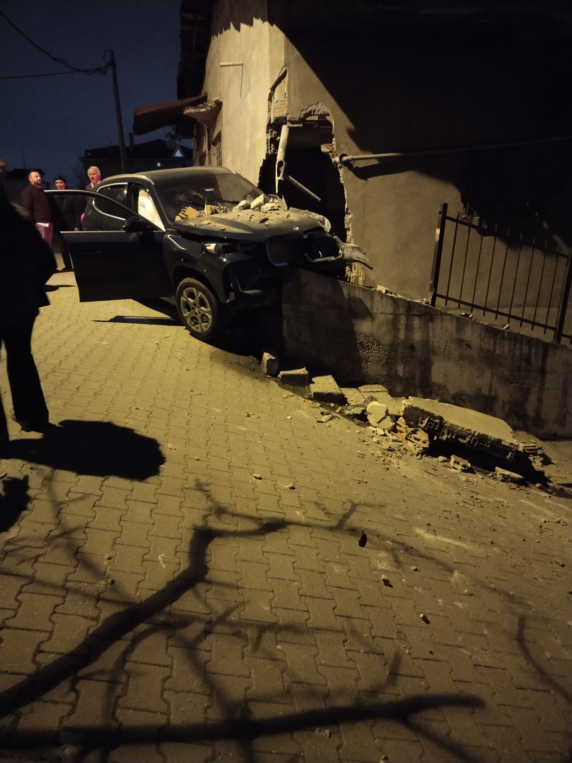 İstanbul Ataşehir’de kontrolden çıkan bir otomobil, bir evin istinat duvarına