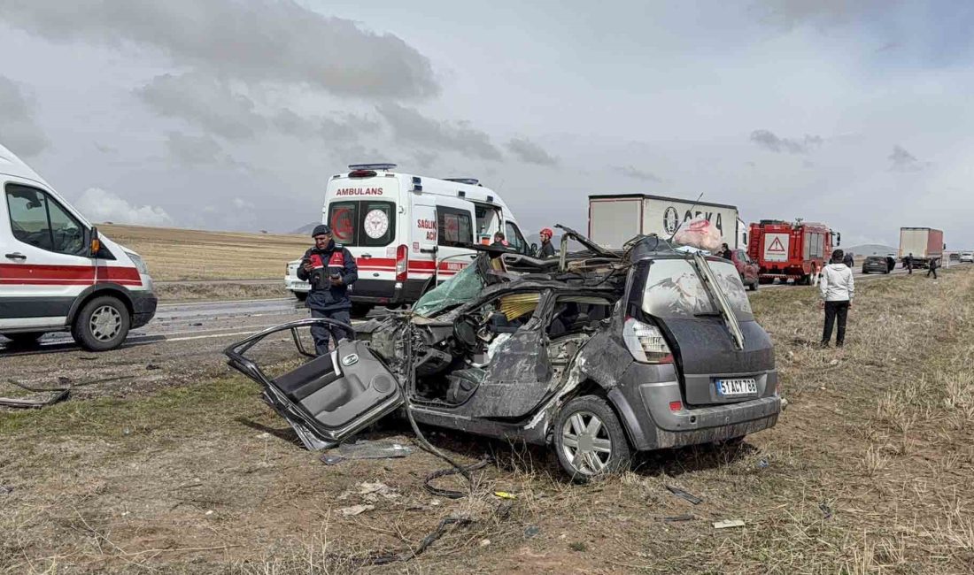 Aksaray-Nevşehir kara yolunda bir otomobilin seyir halindeki tıra arkadan çarpması