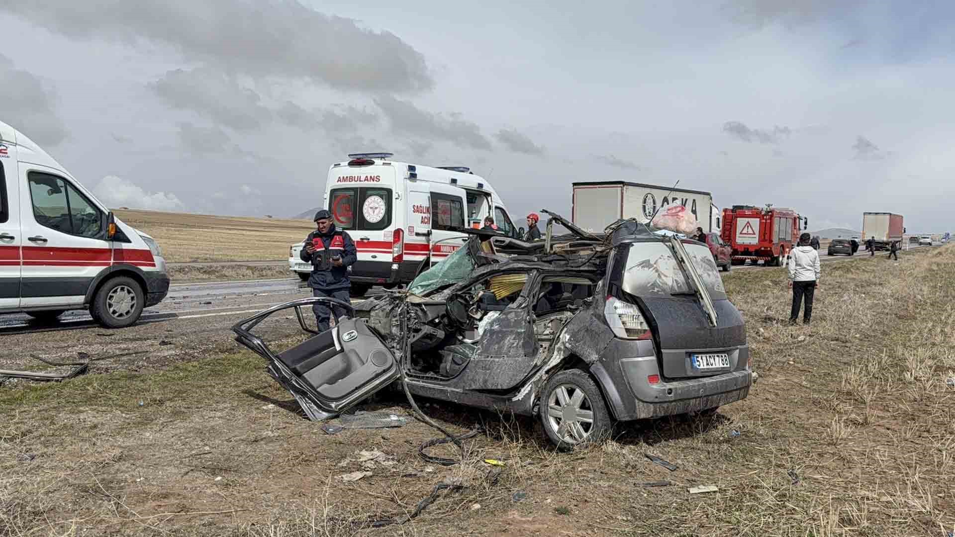Aksaray-Nevşehir kara yolunda bir otomobilin seyir halindeki tıra arkadan çarpması