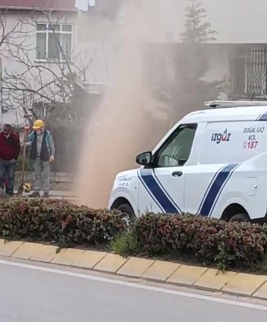 Kocaeli’nin Derince ilçesinde yürütülen altyapı çalışmaları sırasında iş makinesinin doğalgaz