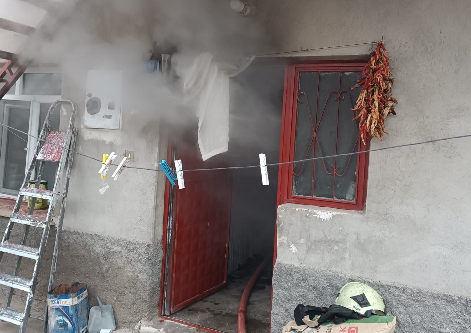 Konya’nın Beyşehir ilçesinde iki katlı müstakil evde çıkan yangında, dumandan