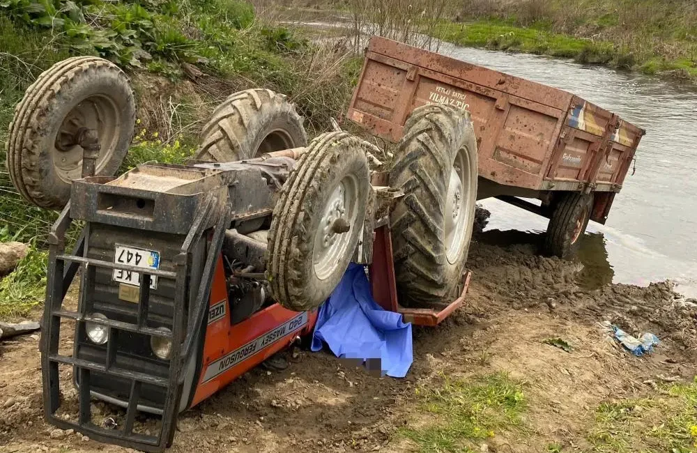 Sakarya'nın Hendek ilçesinde hakimiyetini kaybetmesi sonucu devrilen traktörün altında kalan