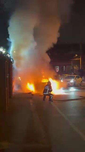 Kocaeli’nin Derince ilçesinde gece saatlerinde park halindeki bir otomobilde çıkan