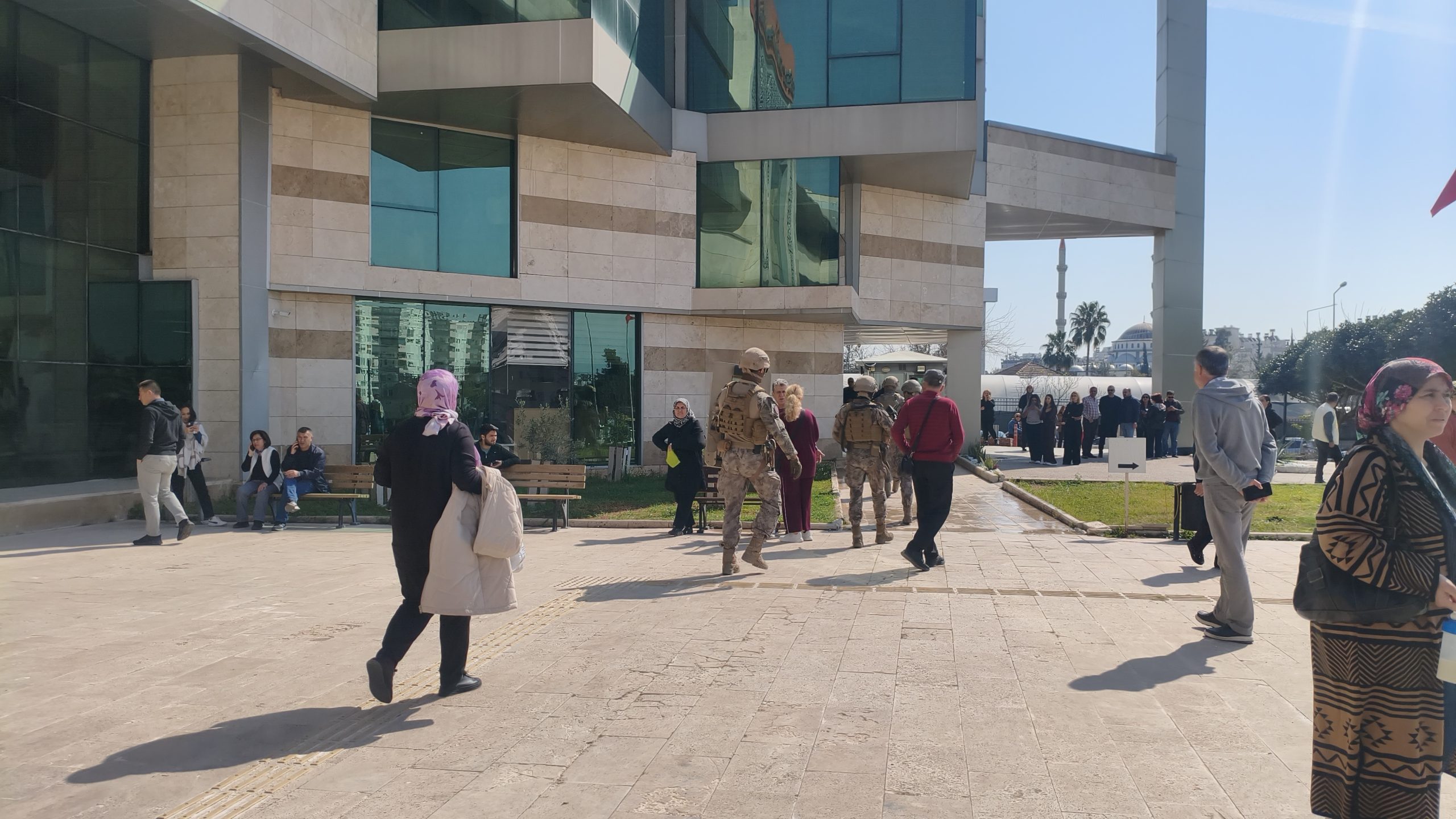 Antalya’nın Kepez ilçesinde bulunan Kaymakamlık binasında sabah saatlerinde duyulan silah