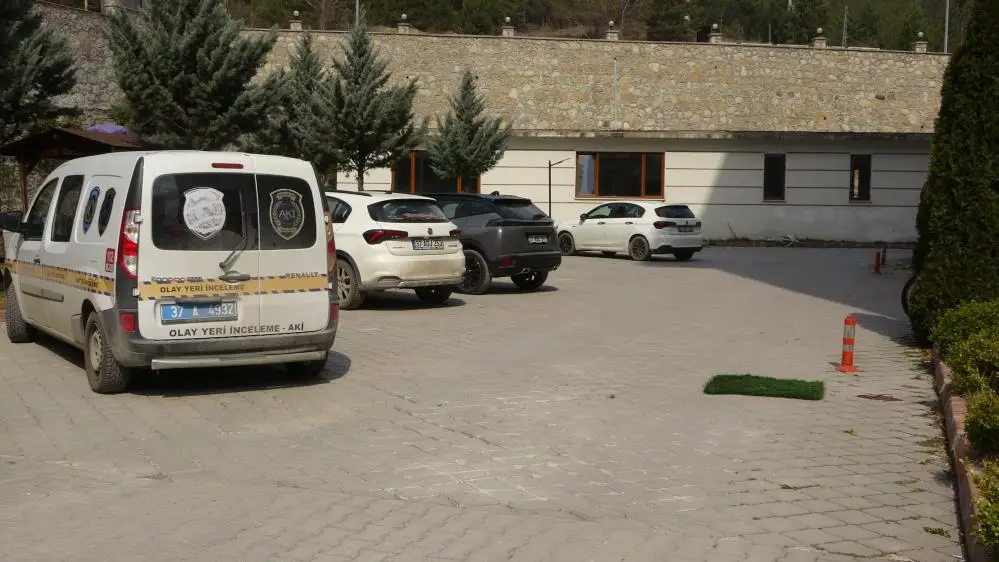 Kastamonu’da apartmanın 8’inci katındaki evinin balkonundan beton zemine düşen genç,