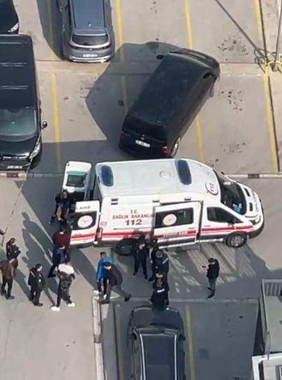 Denizli’nin Merkezefendi ilçesinde bir sitenin hemen yanında çıkan silahlı çatışmada