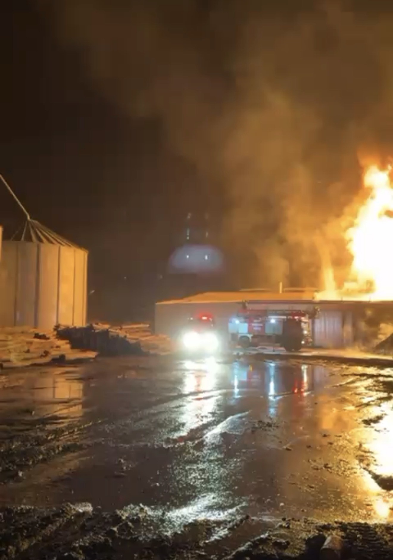 Sakarya'nın Akyazı ilçesinde yağ kazanı patlayan entegre tesisi, alev alev