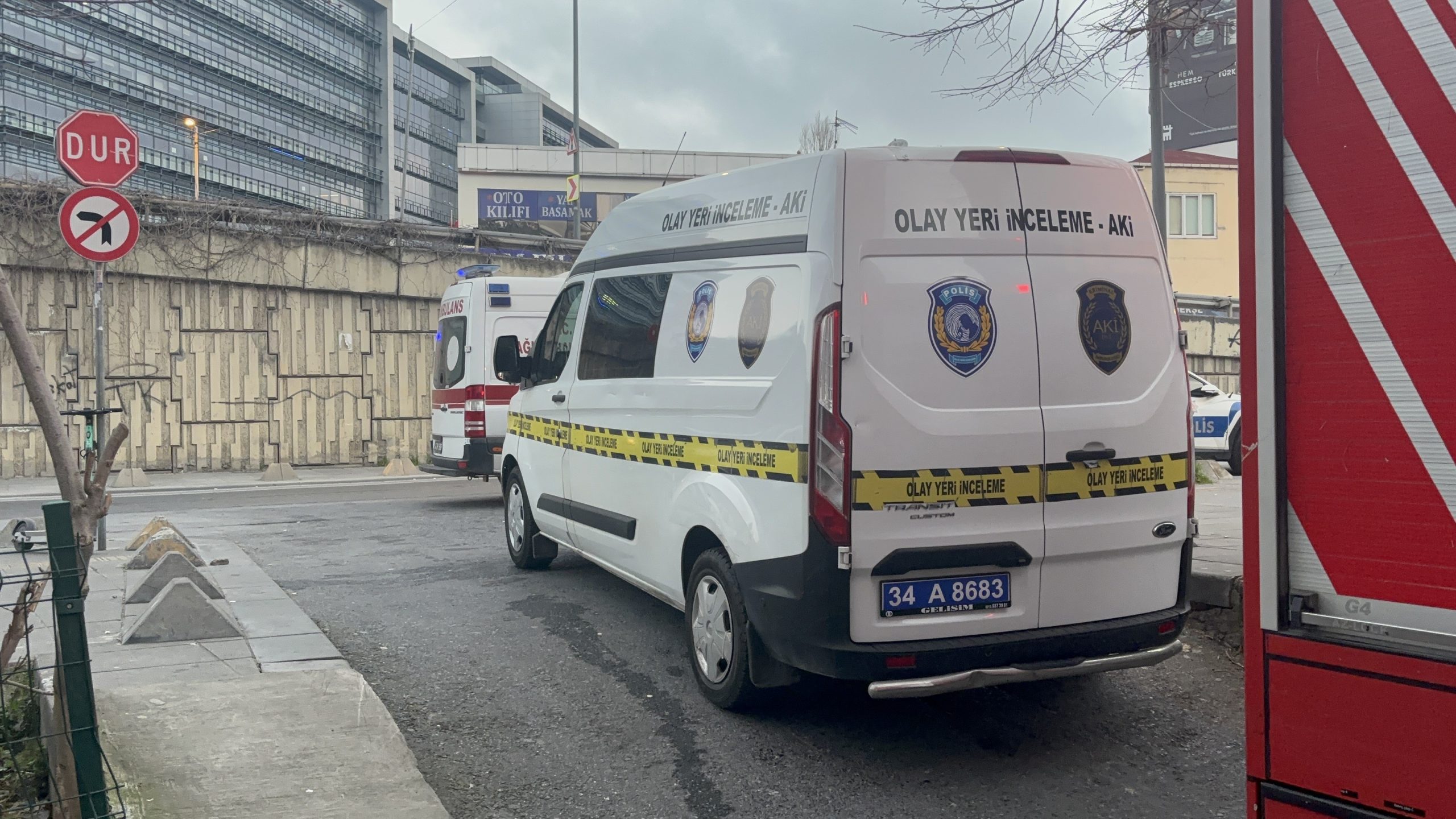 Beyoğlu’nda sabah saatlerine doğru 2 katlı bir binanın giriş katında