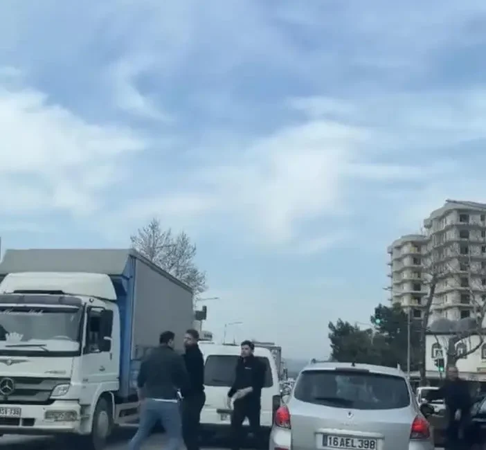 Bursa'da iki sürücü arasında çıkan tartışma kısa sürede alevlendi. 