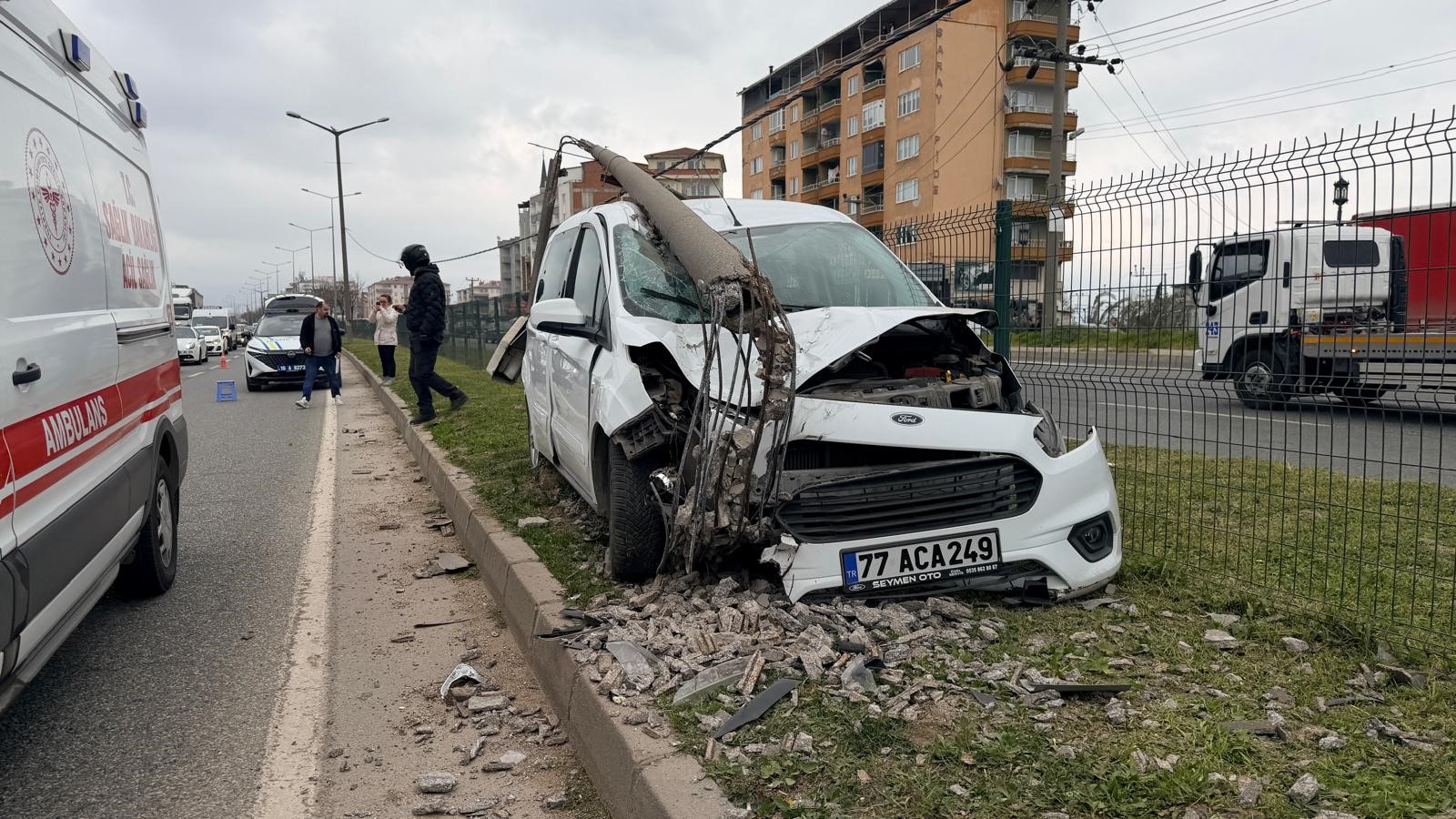 Yalova-Bursa karayolu üzerinde kontrolden çıkan bir otomobilin orta refüjdeki elektrik