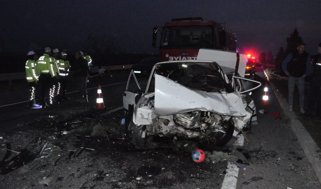 Manisa’nın Salihli ilçesinde, İzmir-Ankara D300 karayolunda üç otomobilin karıştığı zincirleme