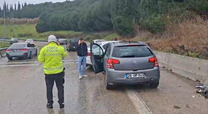 Bursa otobanında meydana gelen zincirleme trafik kazasında 4 otomobil birbirine
