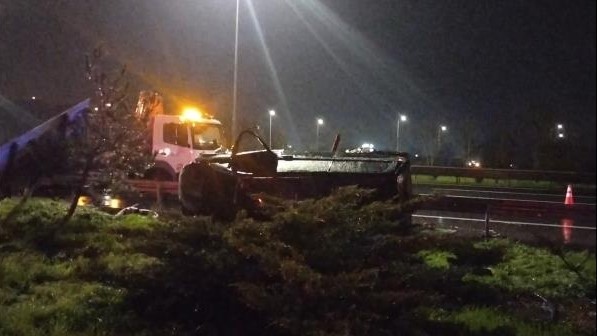 KMO Hüseyinli Kavşağı’nda kontrolden çıkan bir otomobil bariyere çarparak takla