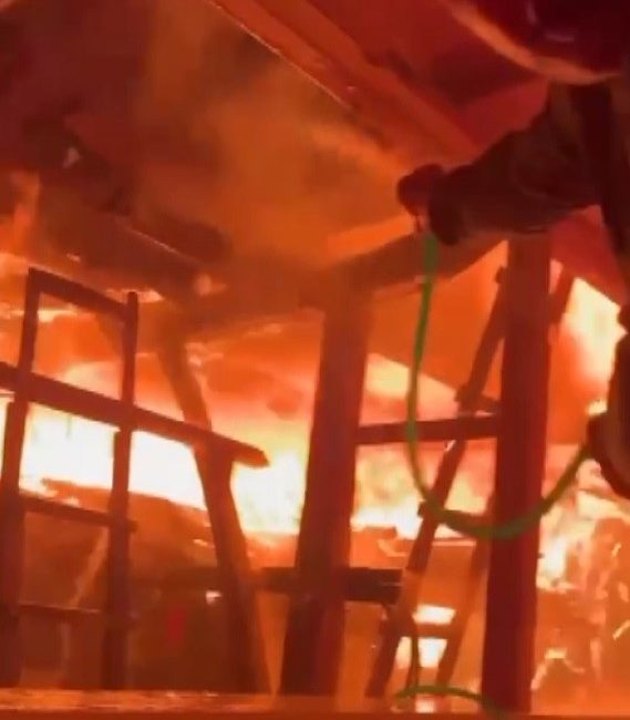 Sakarya'nın Sapanca ilçesinde tek katlı ahşap evin müştemilatında yangın çıktı.