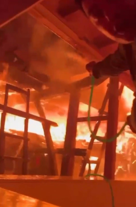 Sakarya'nın Sapanca ilçesinde tek katlı ahşap evin müştemilatında yangın çıktı.