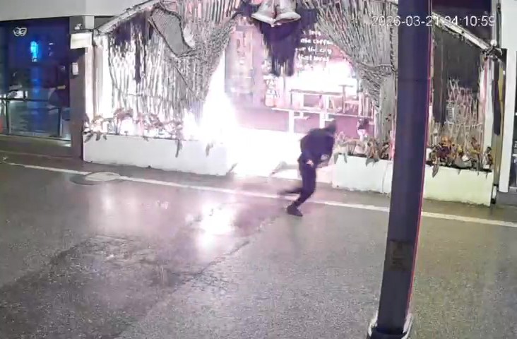 Kocaeli’nin İzmit ilçesinde, gece yarısı bir kafeyi yanıcı madde dökerek