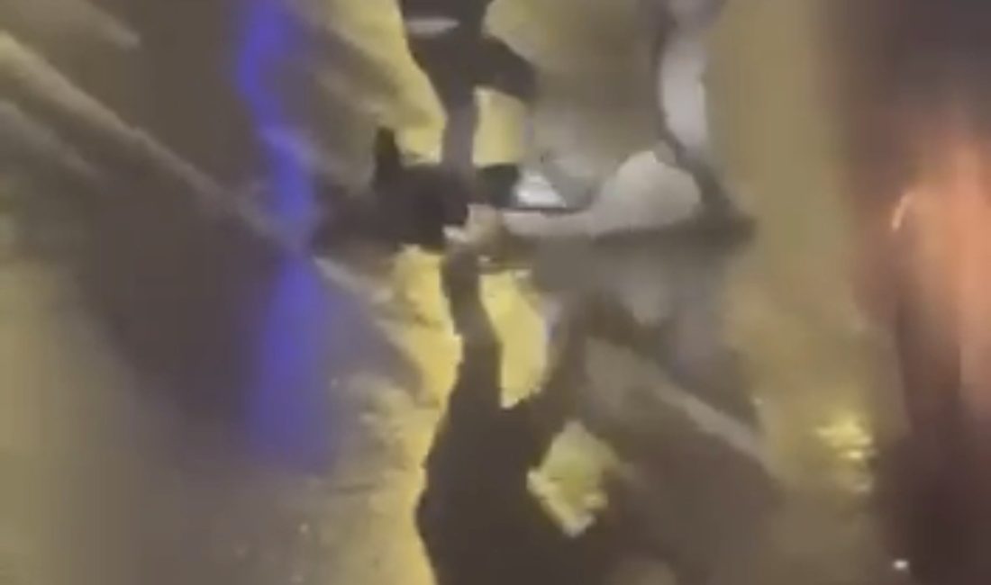 Kocaeli’nin İzmit ilçesinde bir kişinin cadde ortasında tekme ve yumruklarla