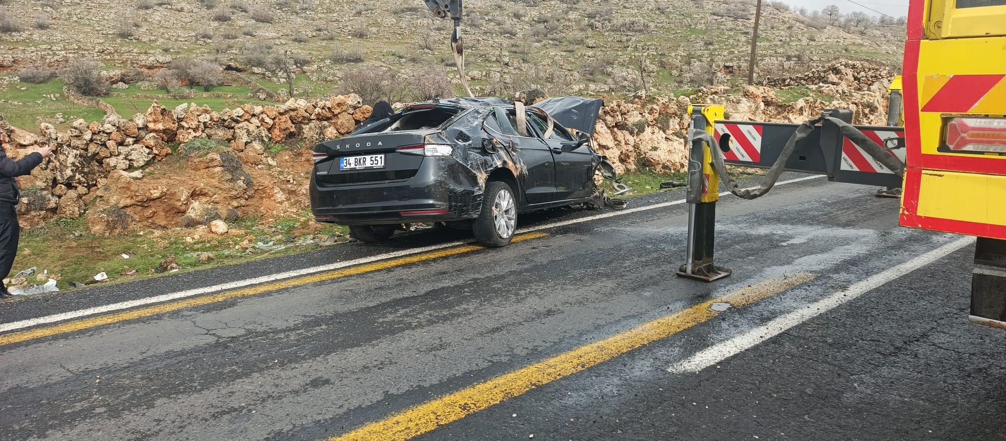Mardin’in Midyat ilçesinde sürücüsünün direksiyon hakimiyetini kaybettiği otomobilin takla atması