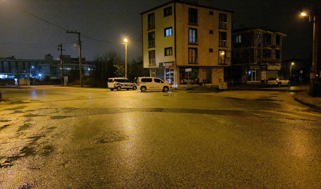 Düzce’nin Aziziye Mahallesi’nde gece geç saatlerde bir otobüs durağında ağır